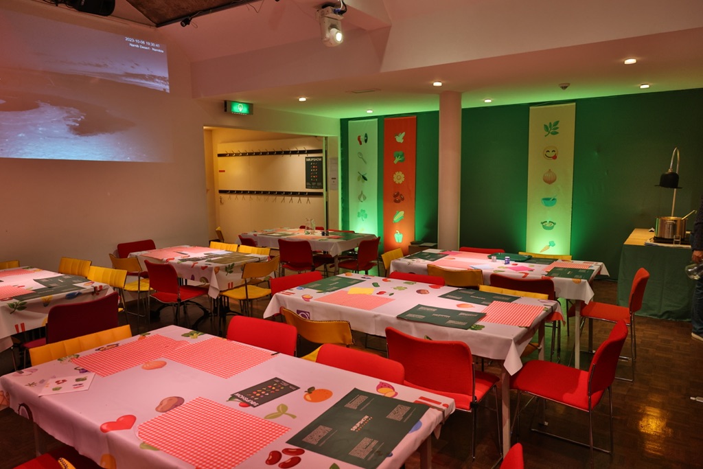 Overzicht restaurant installatie Soupshow van Vroegop / Schoonveld in Grand Theater