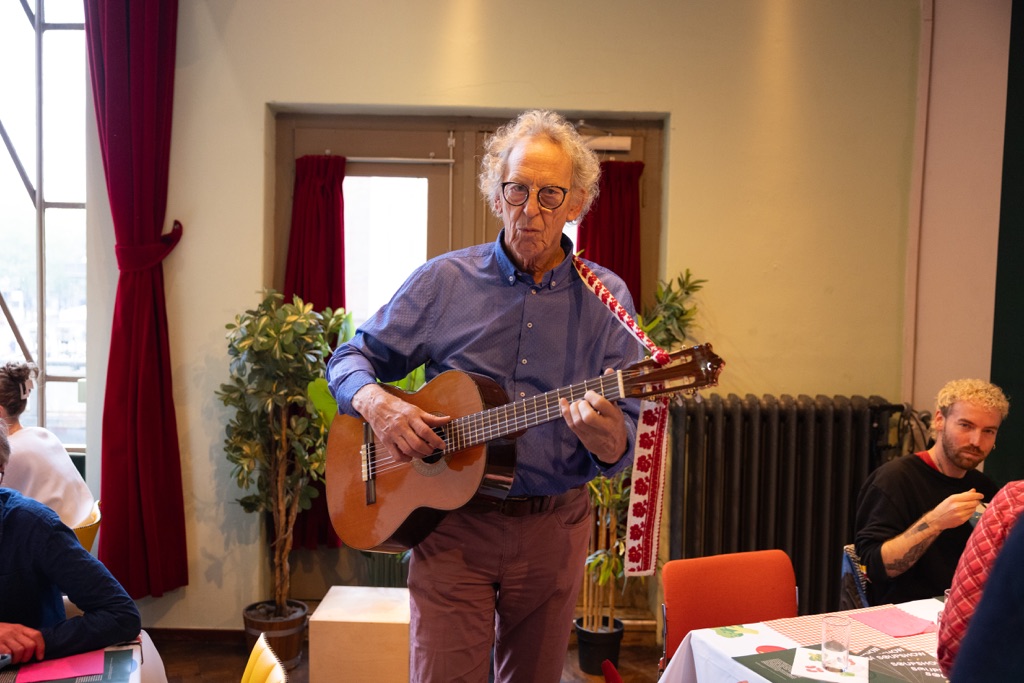Michiel de Vries zingt tijdens de Soupshow